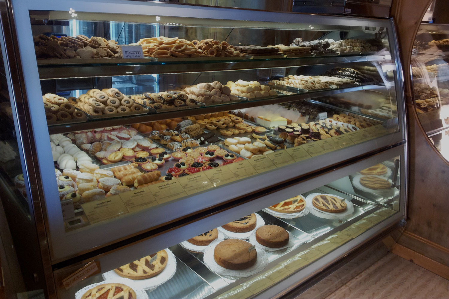 La selezione di dolci artigianali in vetrina